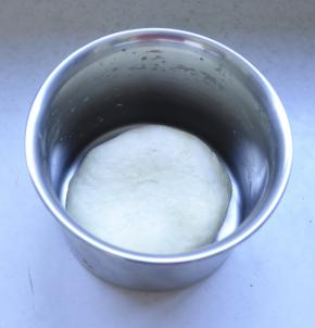 2、面团和好后，松弛30分钟。