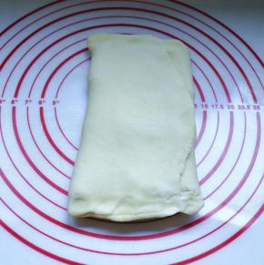 4、把包好黄油的面，擀成长方形，再折叠成三层，