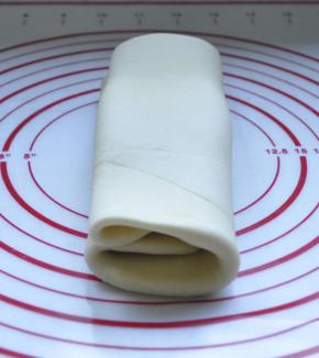 6、然后开始折叠四层，再擀平，继续重复两次这样的步骤，然后松弛1小时。（如果夏天做要放冰箱松弛，现在只要室温下松弛就可以了）