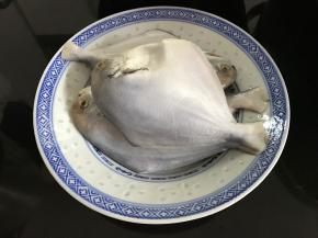 、鲳鱼买回来后洗净。