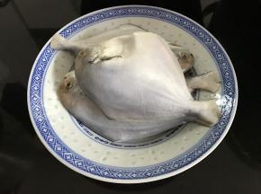 、鲳鱼买回来后洗净。