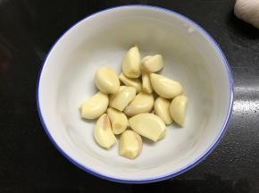 大蒜剥去外皮。