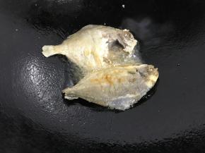 等煎到两面呈金黄色后盛出。