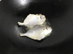 把鲳鱼放入剪制。