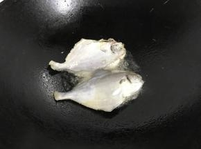 把鲳鱼放入剪制。
