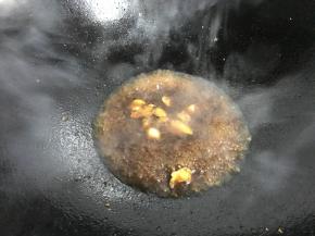 倒入适量料酒和生抽，加少许水。