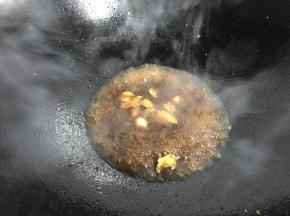 倒入适量料酒和生抽，加少许水。
