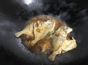 放入煎好的鲳鱼，加适量糖调味，煮开后即可熄火。