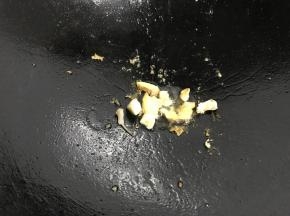 锅中留底油爆香姜、蒜。