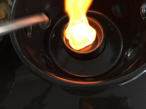 底座放上燃料后点火。