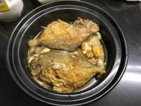 放上煎好的鲳鱼。