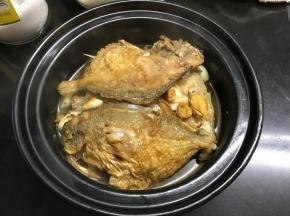 放上煎好的鲳鱼。