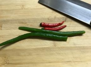 青、红椒切小段。