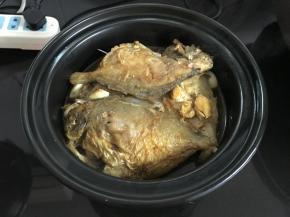 把锅放在底座上。