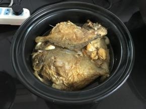 把锅放在底座上。