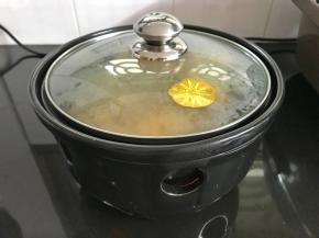 放入青、红椒后加盖煮。