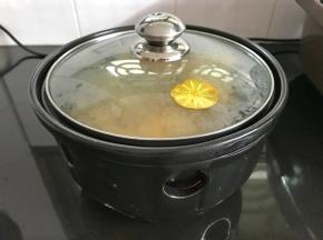 放入青、红椒后加盖煮。