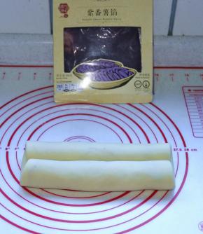 10、由两边同时向中间卷起来，两卷中间用刷一点点水，用于相互粘连，放入冰箱冷藏30分钟。