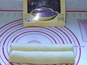 10、由两边同时向中间卷起来，两卷中间用刷一点点水，用于相互粘连，放入冰箱冷藏30分钟。