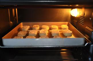 12、烤箱提前预热好，上下火设置160/150度，25分钟，将烤盘放入烤箱内，开始烘焙。