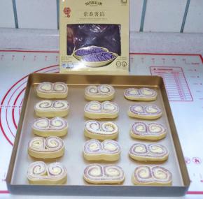 11、取出，切成1.5cm厚的小块，一面在白糖里沾一下，有糖的朝上，放入烤盘。