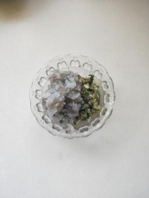 6个青虾加一点肉和汉菜加盐搅拌成馅