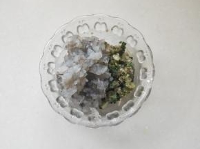 6个青虾加一点肉和汉菜加盐搅拌成馅