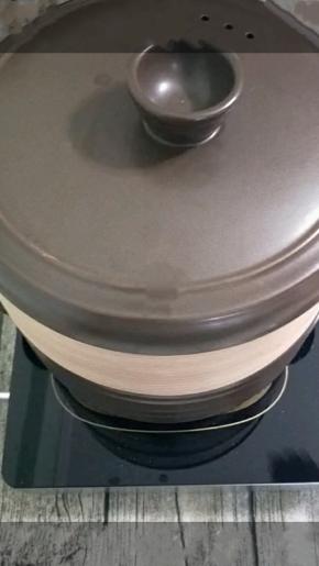 取开盖子放入蒸笼将盖子盖在蒸笼上继续熬煮15分钟