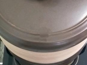 取开盖子放入蒸笼将盖子盖在蒸笼上继续熬煮15分钟
