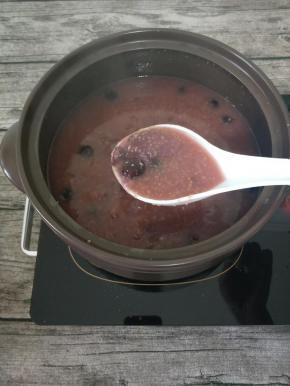 稀饭很浓稠哦，很神奇的是它竟然不溢锅哦。紫薯基本都化了，想吃块状紫薯就和虾饺同一个时间放，