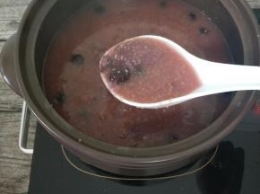 稀饭很浓稠哦，很神奇的是它竟然不溢锅哦。紫薯基本都化了，想吃块状紫薯就和虾饺同一个时间放，