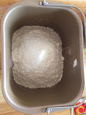 先将面粉倒入面包机桶