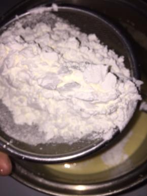 过筛加入玉米淀粉