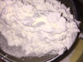 过筛加入玉米淀粉