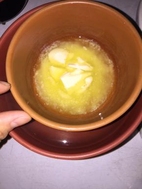 先将黄油隔热水融化