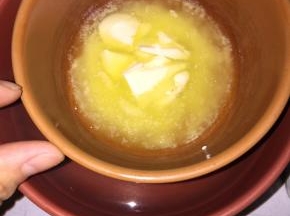 先将黄油隔热水融化