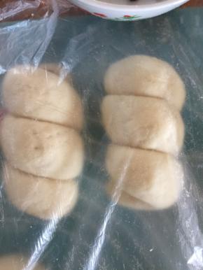 将整形好的火腿肠卷放至冷水蒸锅上醒发约10分钟
