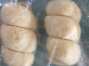 将整形好的火腿肠卷放至冷水蒸锅上醒发约10分钟