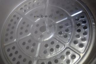 锅里加入水烧开