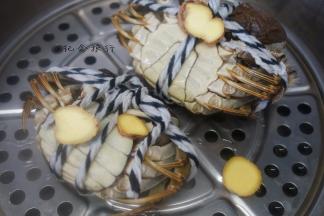大闸蟹肚皮朝上放置，加入一些姜片蒸15分钟左右
