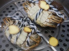 大闸蟹肚皮朝上放置，加入一些姜片蒸15分钟左右
