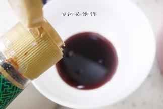 生抽、香醋倒入碗中拌好备用