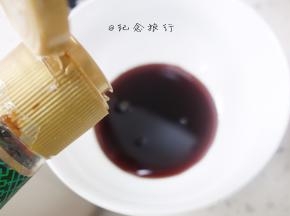 生抽、香醋倒入碗中拌好备用