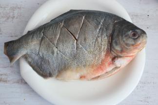 鱼清洗干净后，双面切花刀。