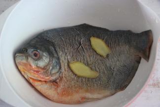 放入盆中，用料酒、盐、胡椒粉、姜片腌制30分钟。