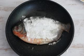 热锅凉油，放入鱼，中小火煎制。