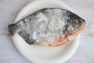 腌制好的鱼，鱼身两面轻拍一些干淀粉。