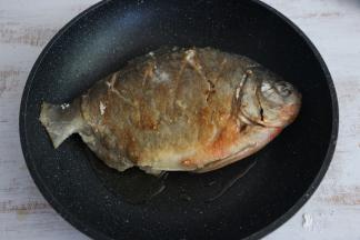 煎至鱼身表面金黄。