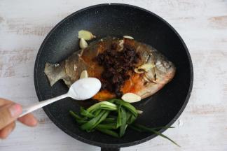 放入3大勺香辣酱。
加入适量盐。