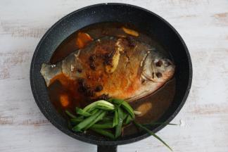 倒入适量开水，没过鱼身即可。